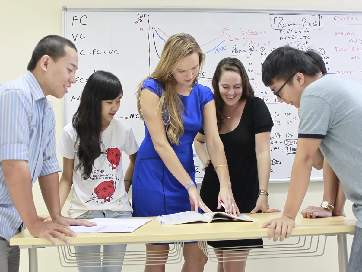 AUV students and faculty working through a problem together