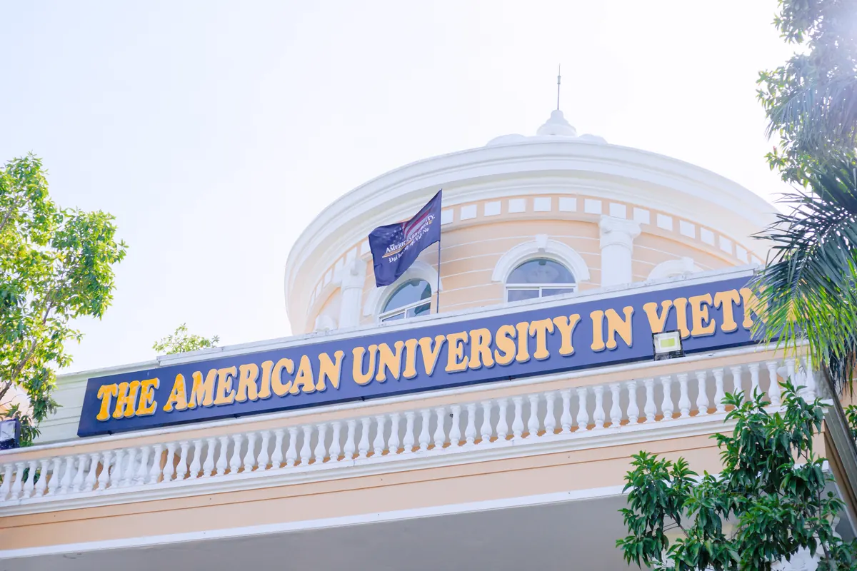 The dome of the AUV main building with the university flag